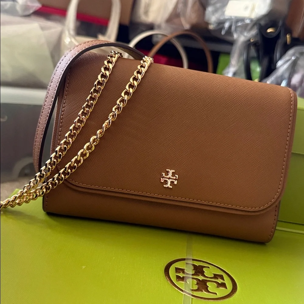 New tory burch Emerson chain wallet crossbody in moose color